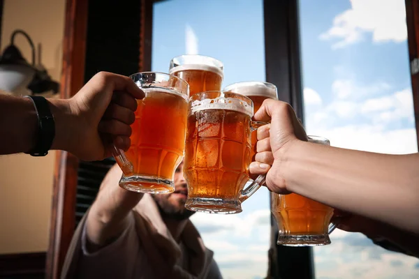Amigos Clinking Copos Com Cerveja Pub Close — Fotografia de Stock