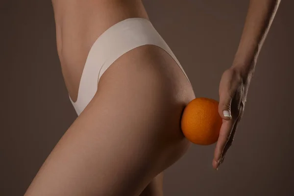 Nahaufnahme Einer Schlanken Frau Unterwäsche Mit Orange Auf Beigem Hintergrund — Stockfoto