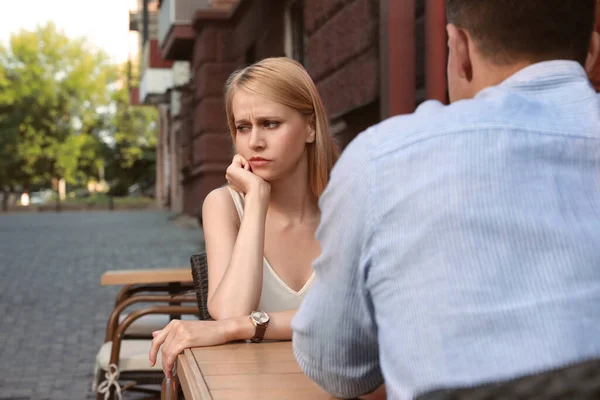 Tânără Femeie Având Întâlnire Plictisitoare Bărbat Cafenea Aer Liber — Fotografie, imagine de stoc
