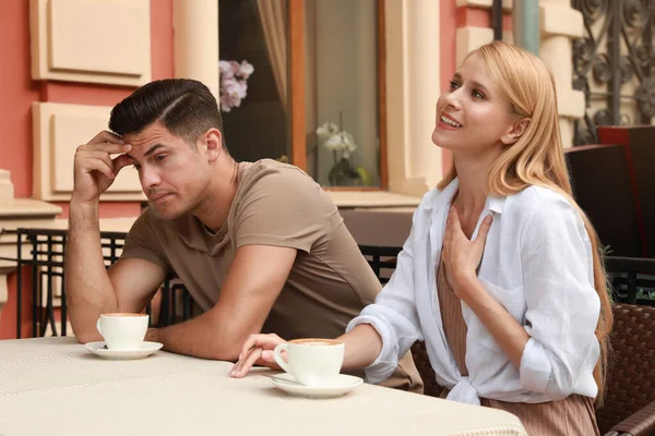 Homem Ter Encontro Chato Com Mulher Falante Café Livre — Fotografia de Stock