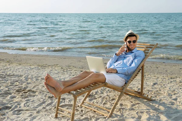 Hombre Feliz Con Portátil Hablando Por Teléfono Móvil Playa Viaje — Foto de Stock