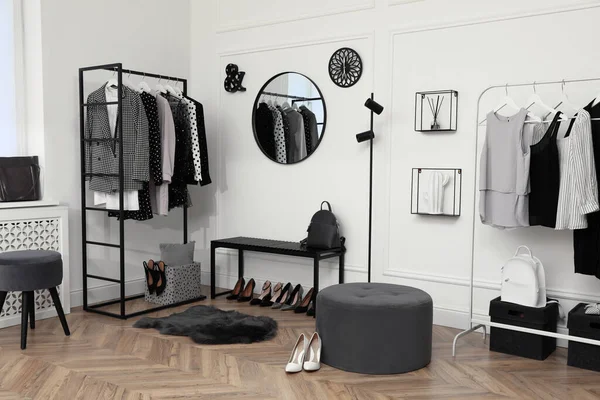 Omklädningsrum Med Snygga Kläder Skor Och Accessoarer Elegant Inredning — Stockfoto