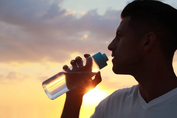 Man Drinking Water Prevent Heat Stroke Outdoors Sunset — Stock Photo, Image