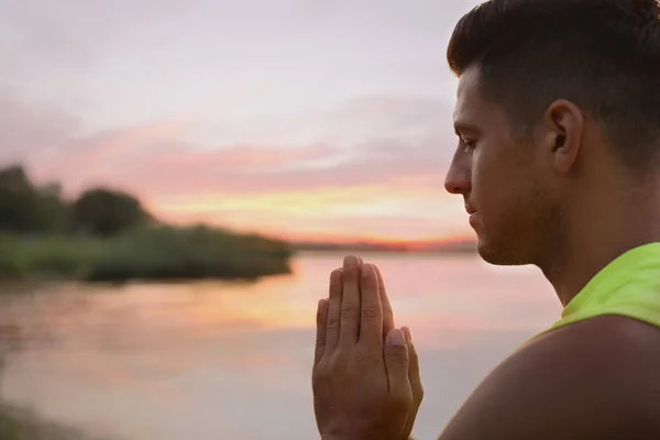Людина Медитує Біля Річки Під Час Заходу Сонця Простір Тексту — стокове фото
