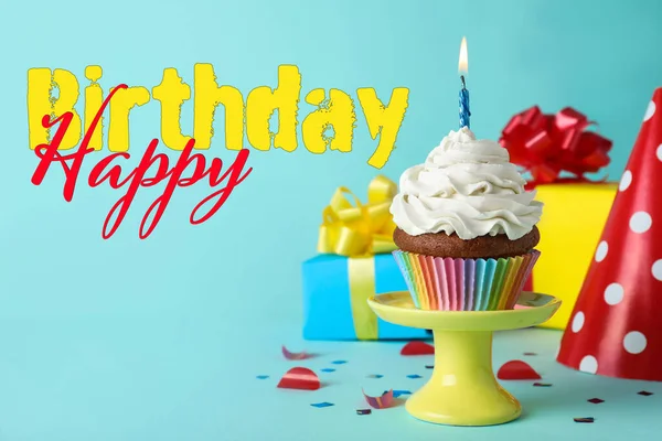 Gelukkige Verjaardag Heerlijke Cupcake Met Brandende Kaars Lichtblauwe Achtergrond — Stockfoto