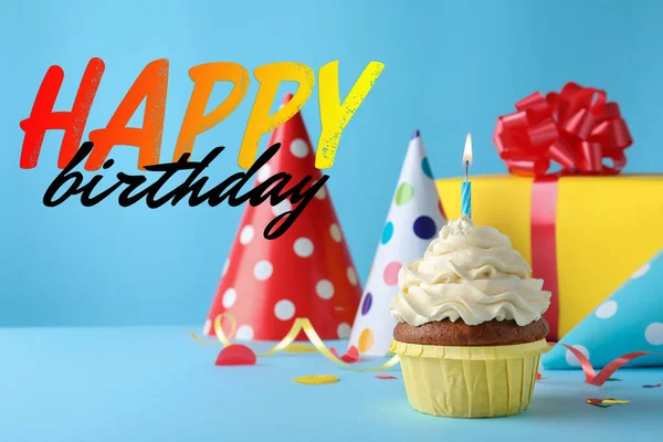 Gelukkige Verjaardag Heerlijke Cupcake Met Brandende Kaars Lichtblauwe Achtergrond — Stockfoto