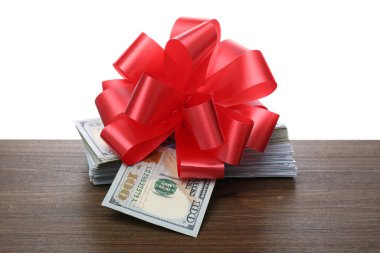 Beyaz arka planda kırmızı kurdeleli yığınla dolar.