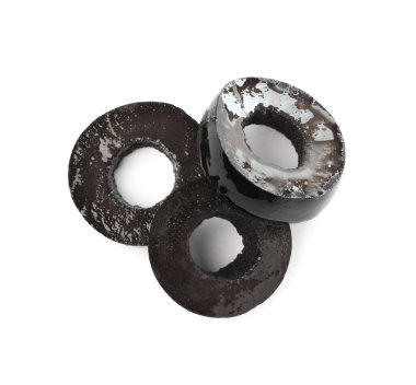 Beyaz arkaplanda taze siyah zeytin kes, üst görünüm