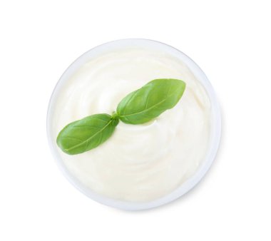 Beyaz arka planda fesleğen kaplı lezzetli ekşi krema.