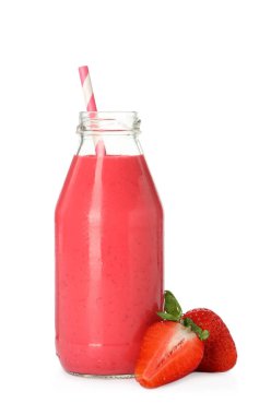 Beyaz üzerine izole edilmiş bir şişe lezzetli çilekli smoothie.