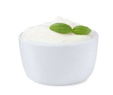 Lezzetli ekşi krema, fesleğen ve beyaz üzerine izole edilmiş fesleğen