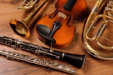 Ahşap arka planda farklı müzik aletleri seti, yakın plan