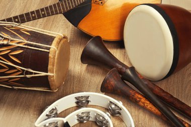 Ahşap arka planda farklı klasik müzik aletleri seti, yakın plan