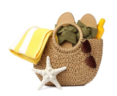 Plaj aksesuarlarıyla bembeyaz bir çanta.