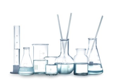 Beyaz üzerine sıvı izole edilmiş laboratuvar camları.