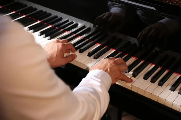 Άνθρωπος Παίζει Μεγάλο Πιάνο Κοντινό Πλάνο Ταλαντούχος Μουσικός — Φωτογραφία Αρχείου