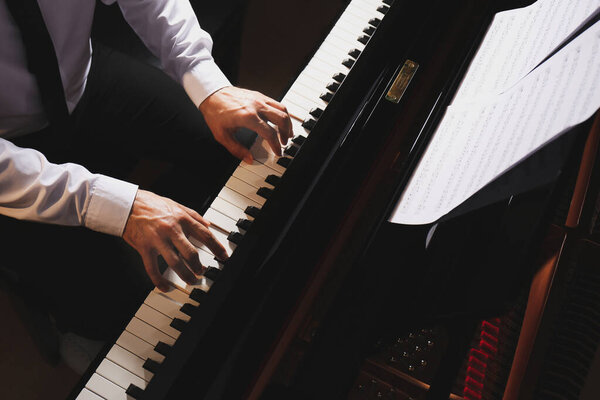 Человек играет на пианино, вид сверху. Талантливый музыкант