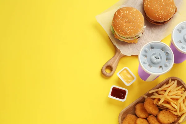Różne Fast Food Żółtym Tle Płaski Leżał Miejsce Tekst — Zdjęcie stockowe