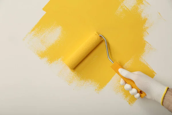 Homme Appliquant Peinture Jaune Avec Pinceau Rouleaux Sur Mur Blanc — Photo