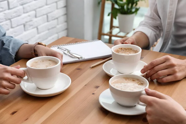 Жінки Чашками Кави Столом Кафе Крупним Планом — стокове фото