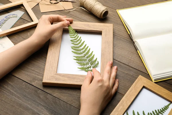 Femme Faisant Bel Herbier Avec Feuille Fougère Séchée Pressée Table — Photo