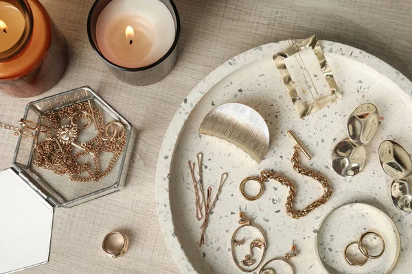 Stijlvolle Gouden Bijouterie Kaarsen Houten Tafel Plat Gelegd — Stockfoto