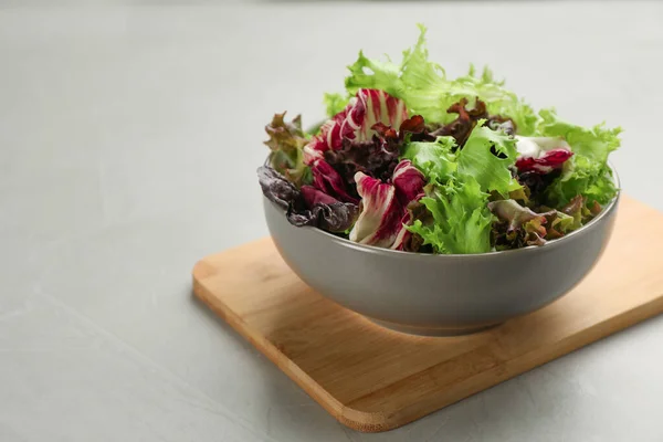 Verschiedene Salatsorten Auf Hellgrauem Tisch Raum Für Text — Stockfoto