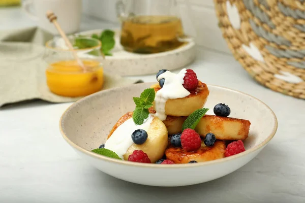 Pancake Keju Cottage Lezat Dengan Raspberry Segar Krim Asam Dan — Stok Foto