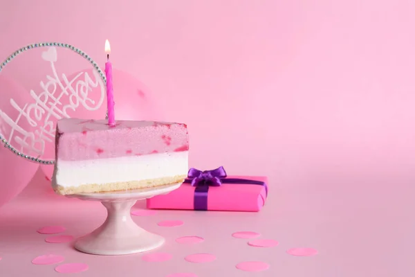 Stuk Heerlijke Verjaardagstaart Met Kaars Buurt Van Geschenkdoos Ballonnen Roze — Stockfoto