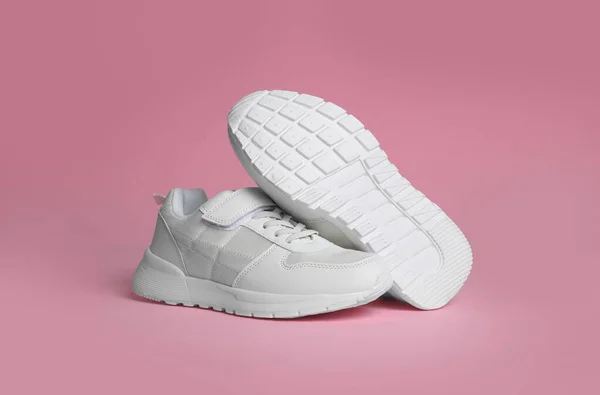 Een Paar Stijlvolle Sneakers Een Roze Achtergrond — Stockfoto