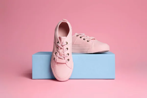 Par Sapatos Lona Elegantes Caixa Fundo Rosa — Fotografia de Stock