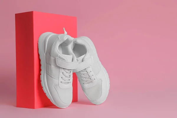 Een Paar Stijlvolle Sneakers Een Doos Een Roze Achtergrond Ruimte — Stockfoto