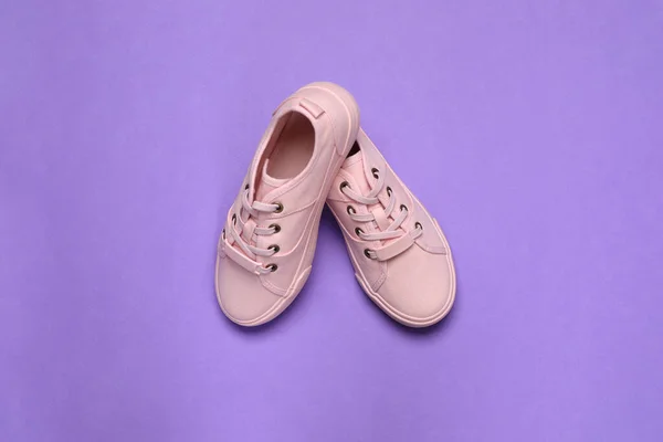 Par Sapatos Esportes Confortáveis Fundo Violeta Flat Lay — Fotografia de Stock