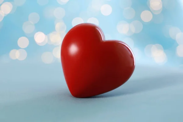 Κόκκινη Διακοσμητική Καρδιά Κατά Θολή Φώτα Προβολή Closeup — Φωτογραφία Αρχείου