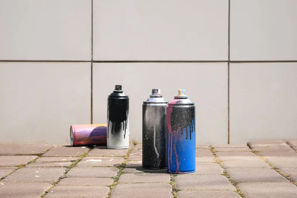 Used Cans Spray Paint Pavement White Tile Wall Outdoors Space — Stock Photo, Image