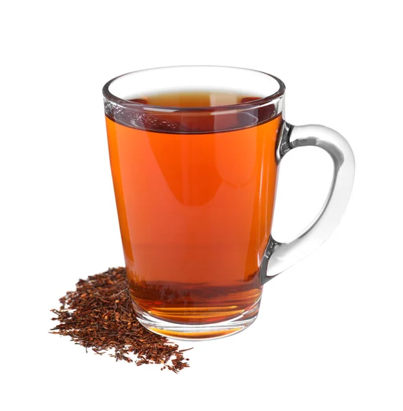 ガラスのカップに芳香のあるルイボス茶と白地に乾いた葉を散らし — ストック写真