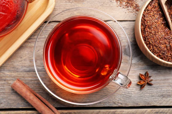 Thé Rooibos Fraîchement Infusé Feuilles Sèches Éparées Épices Sur Table — Photo