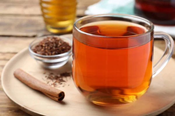 Frissen Főzött Rooibos Tea Száraz Levelek Fahéjas Bot Asztalon Közelkép — Stock Fotó