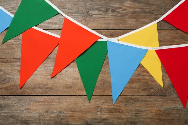 Buntings Com Bandeiras Triangulares Coloridas Fundo Madeira — Fotografia de Stock