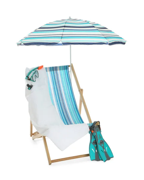 白い背景に青い縞模様のビーチの傘 デッキチェア タオル ダイビング機器を開きます — ストック写真