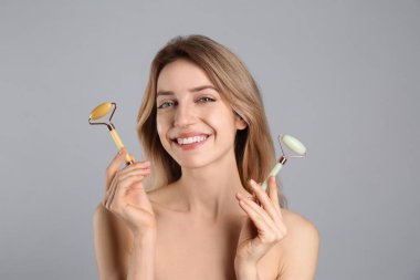 Açık gri arka planda doğal yeşil yüzlü genç bir kadın.