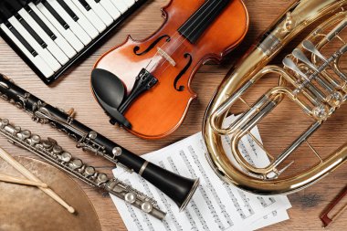 Ahşap zemin üzerinde farklı müzik aletleri seti, düz yatıyordu