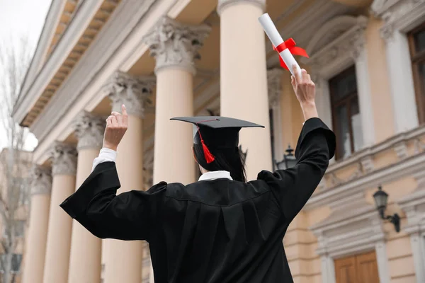 Estudante Com Diploma Após Cerimônia Formatura Livre Visão Traseira — Fotografia de Stock