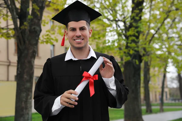 Glad Student Med Diplom Efter Examen Ceremoni Utomhus — Stockfoto