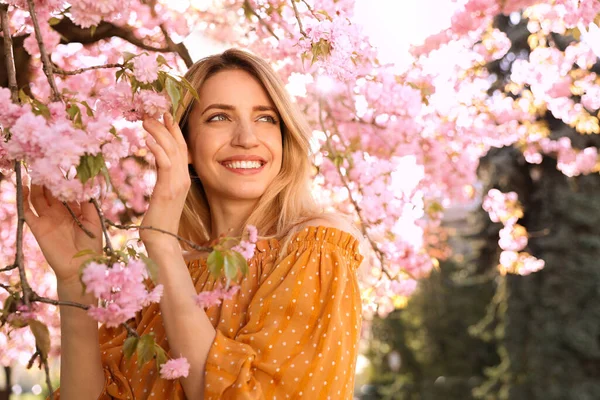 Mujer Joven Con Ropa Elegante Cerca Sakura Floreciente Parque Mirada —  Fotos de Stock