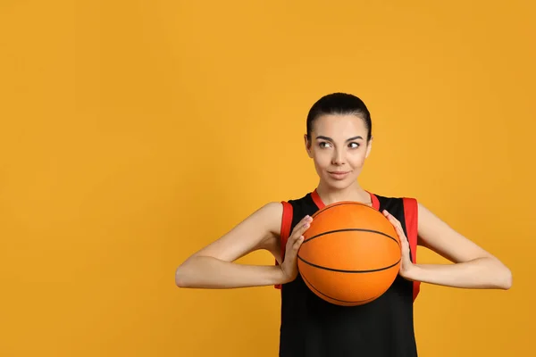 Pemain Basket Dengan Bola Latar Belakang Kuning Ruang Untuk Teks — Stok Foto