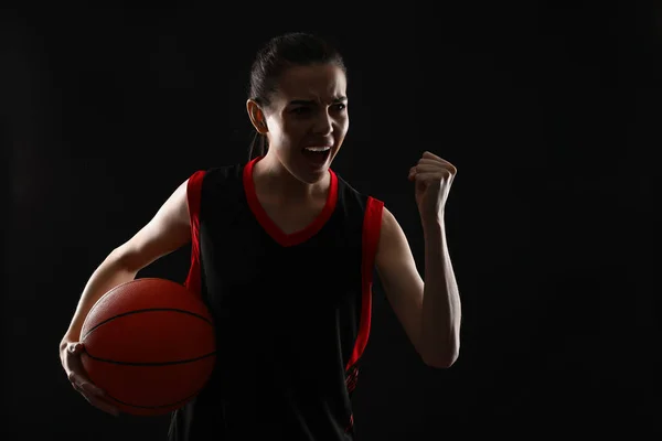 Basketballspieler Mit Ball Auf Schwarzem Hintergrund — Stockfoto