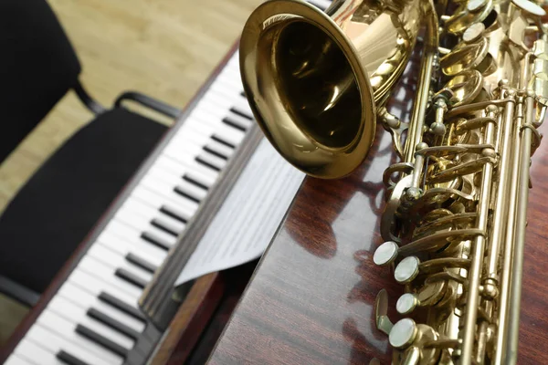 Gyönyörű Szaxofon Zongorán Közelkép Szöveg Helye — Stock Fotó