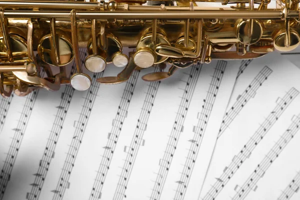 Saxofone Bonito Folhas Notas Vista Close — Fotografia de Stock