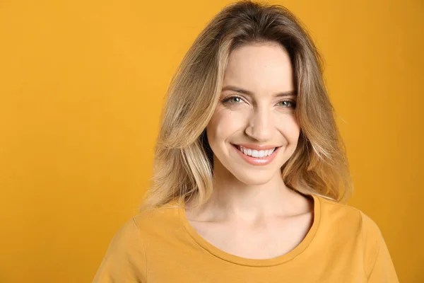 Retrato Mujer Joven Feliz Con Hermoso Cabello Rubio Sonrisa Encantadora —  Fotos de Stock